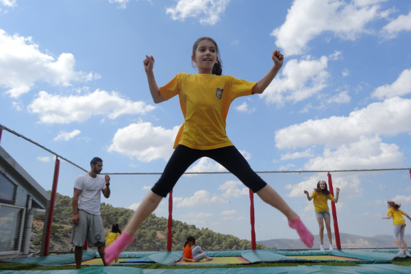 Εξωτερικές δραστηριότητες παιδιών στο Summer Camp των Εκπαιδευτηρίων Λαμπίρη στο Μοσχάτο Αττικής